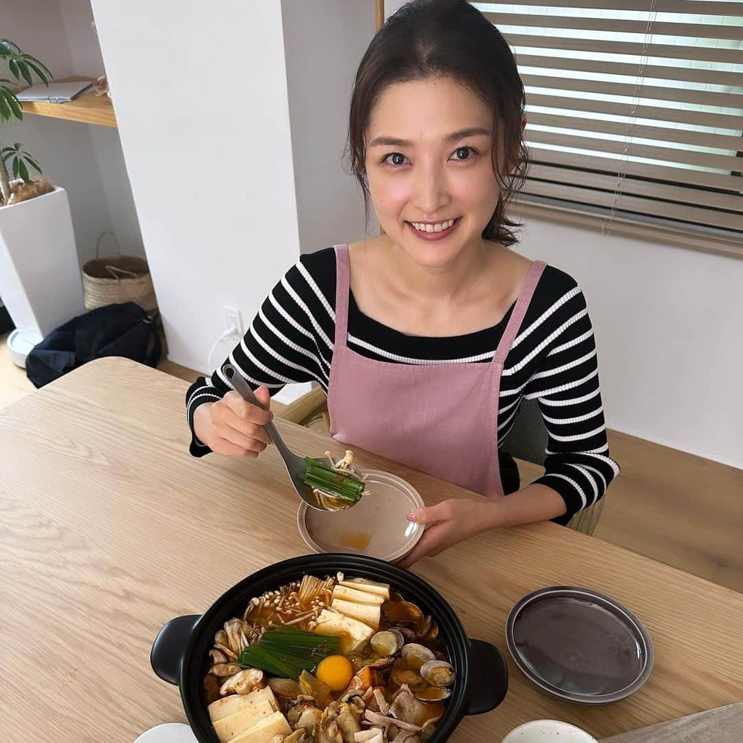 石川梨華さんのインスタグラム写真 - (石川梨華Instagram)「アイラブスンドゥブ❤️  絶賛発売中の大人百花✨ アスママの料理ページにて 私の大好きなスンドゥブのレシピ載ってます❗️  スンドゥブの素を使わずに 和風だしを使ってチャレンジしてみました👩‍🍳 美味しくできたので、是非チェックしてね💓  あと、オススメの調味料や 昨日作った我が家のパタンギョーザのレシピも載ってます😄  #石川梨華 #モーニング娘og #リアル梨華 #二児の母 #年子やんちゃボーイズ #大人百花 #料理ページ #大好きレシピ載ってます」11月15日 9時51分 - rika_ishikawa_official