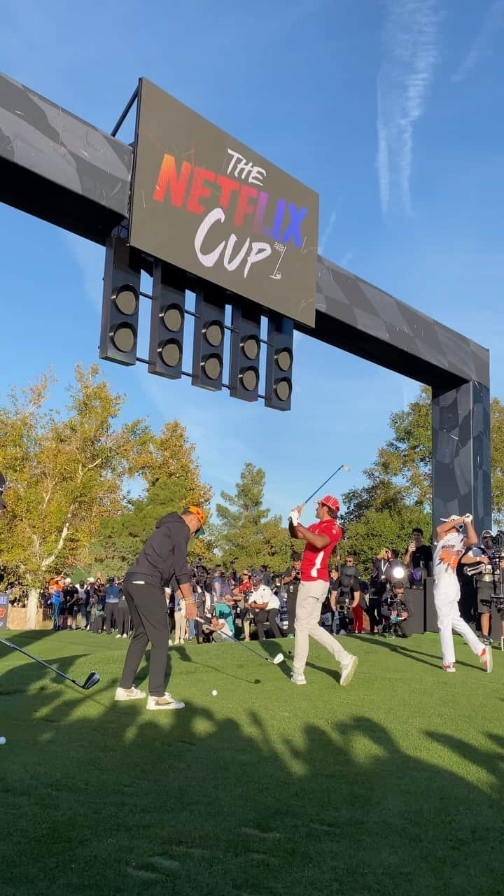 カルロス・サインツJr.のインスタグラム：「Chaos to kick off the @netflix cup! 😂 🏌️   #F1 #NetflixCup #CarlosSainz」