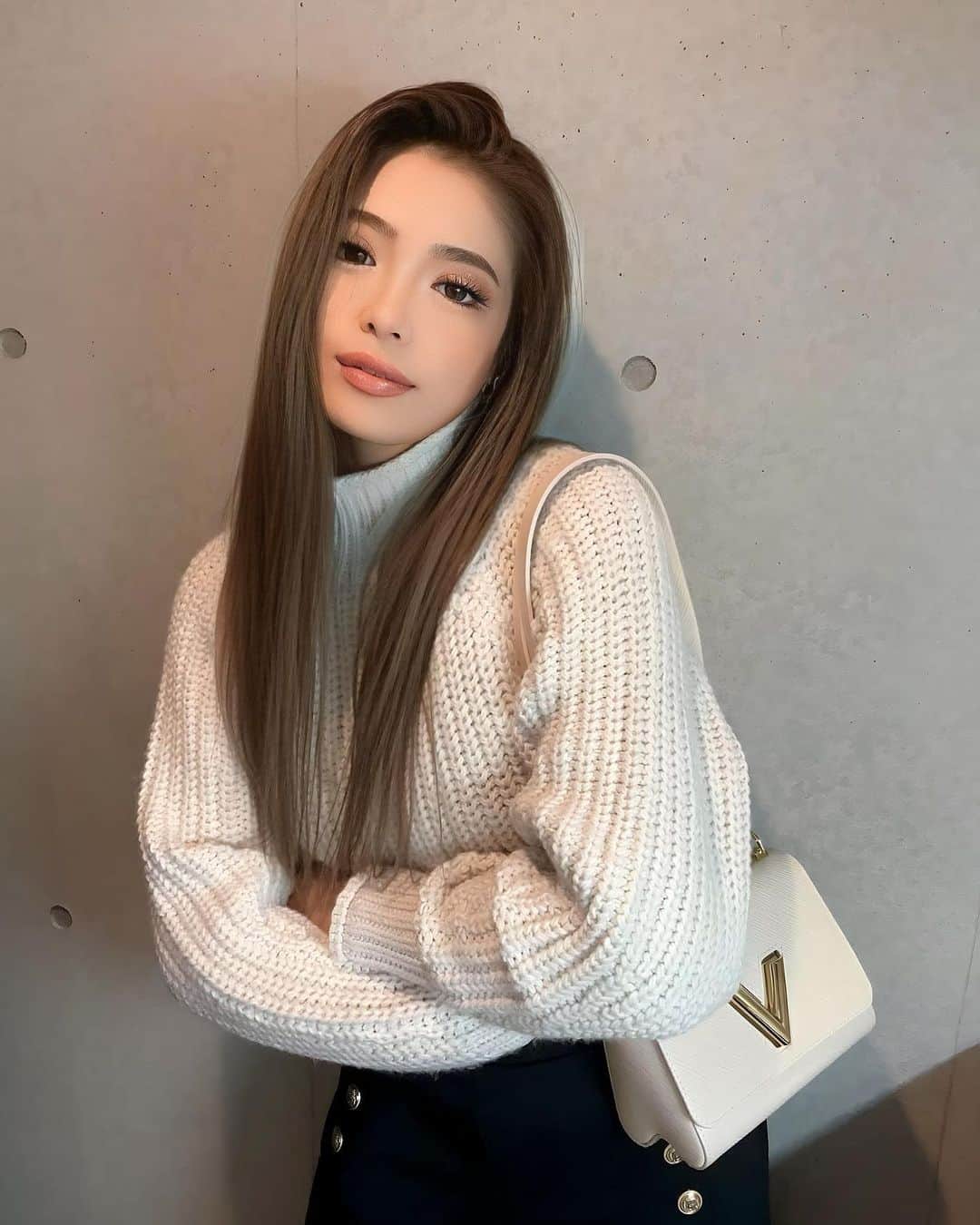 RIONAのインスタグラム：「おはようございますっ やっと冬がきた〜🤍  定期的にヘアメンテ🎯 みんなにエクステなの？！ってびっくりされる👀 自然で取れないからお気に入り❤️  @grow_arisa  いつもありがとうございます✨ トリートメントもお願いしてサラサラ〜  #りおなの私服」
