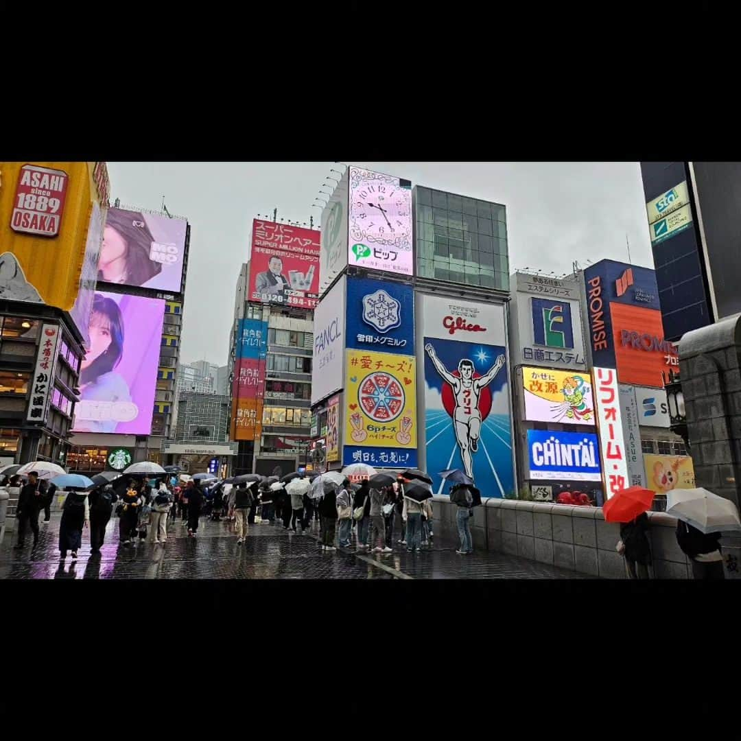 テギョンさんのインスタグラム写真 - (テギョンInstagram)「Water resistance at its finest ☔️#GalaxyZFlip5 #SamsungPartner @samsungmobileusa」11月15日 9時47分 - taecyeonokay