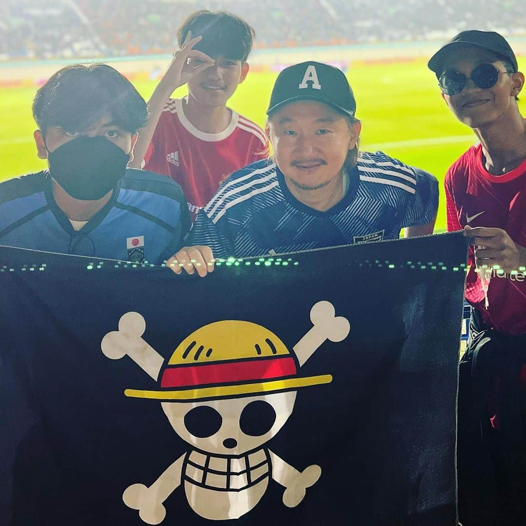 植田朝日さんのインスタグラム写真 - (植田朝日Instagram)「🇮🇩🇮🇩🇮🇩  u17ワールドカップ 🇯🇵日本 1-3 アルゼンチン🇦🇷  やっぱ日本のイメージはワンピースなんだろうな！🏴‍☠️  日本のアニメはアルゼンチンより強い⁉️  #サッカー旅 #FooTravelleR #u17wc #インドネシア旅 #バンドン #サッカー日本代表 #u17日本代表 #朝日旅 #ワンピース #onepiece」11月15日 9時53分 - asahiman