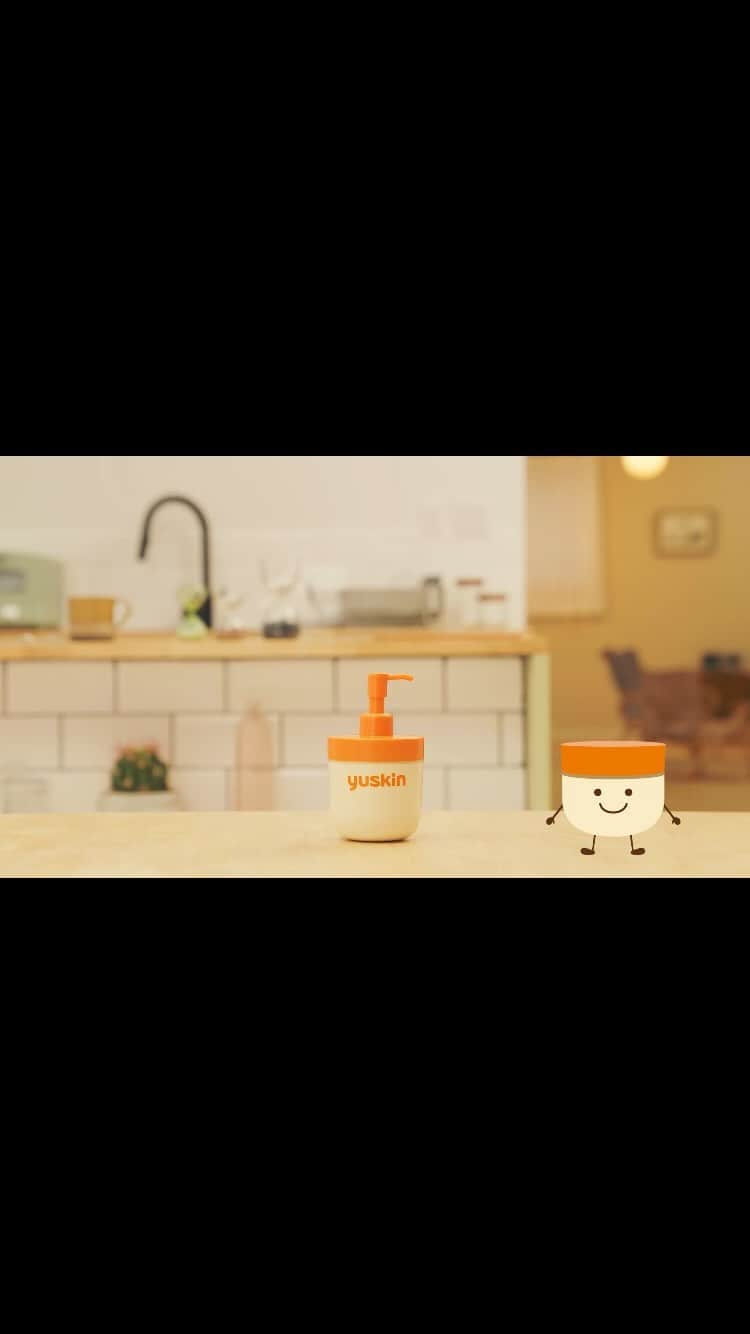 ユースキン製薬のインスタグラム：「＼「ユースキン180gポンプ」CM動画公開／ ユースキンアイのCM動画に続き、ユースキン180gポンプのCM動画も制作しました❣ このCM動画は、11月10日からTVerで配信中📺 ​ 実は、CM動画に出てくる声や手はユースキン製薬の社員です😊 ​ CM動画を見た方に「あっユースキン！」と思っていただき、 まだポンプを使ったことがない方には、「ウチもこれにしよう～」と思っていただけたら嬉しいです🙌 ​ ​ #ユースキン #ユースキン製薬 #yuskin #あなたの肌のために #ユースキン180gポンプ #ハンドケア #ハンドマッサージ #手荒れ #ユースキンチャージ #保湿 #うるおい #がんばる手にありがとう」