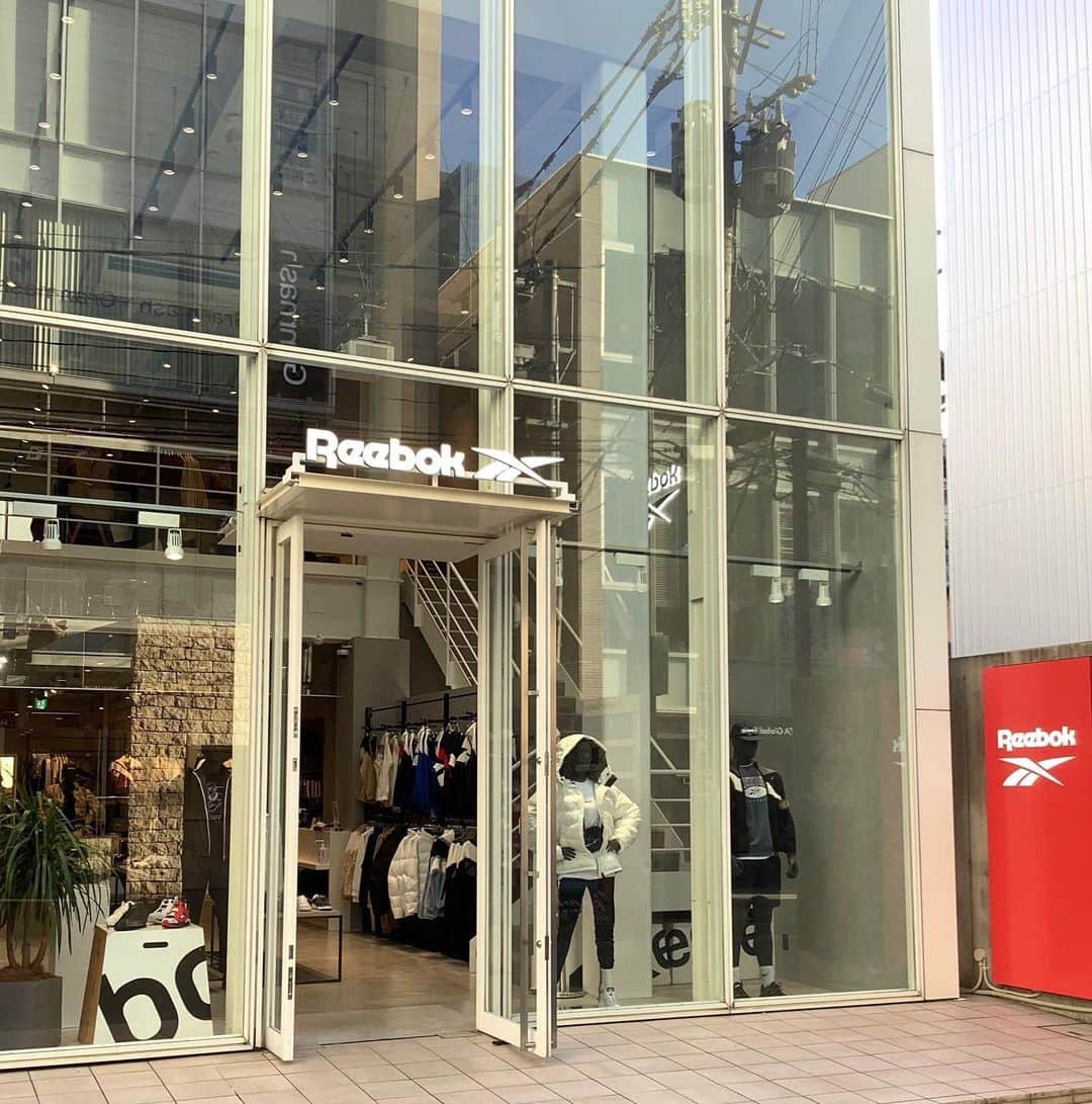 Reebok JPのインスタグラム：「. Reebok Store & Factory Outlet Hakata  博多店では２Fにてアウトレットアイテムも展開中！ ここにしかないアイテムも多数！ ぜひ博多店にお越しください。  〒810-0041  福岡市中央区大名1-13-18 OPEN 11:00～20:00  Outlet items are also available on the 2nd floor of the Hakata store! There are many items that can only be found here! Please come visit our Hakata store.  1-13-18 Daimyo, Chuo-ku, Fukuoka City OPEN 11:00～20:00  #Reebok #リーボック #Hakata #博多 #travel」