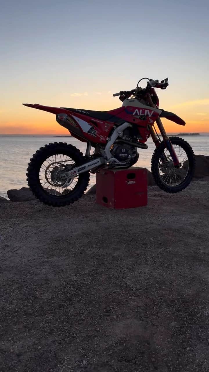 Honda Powersports USのインスタグラム：「The 7x of @slr_honda is ready to take on the @scoreinternational Baja 1000. 💪🌅 Repost: @sd_powerhouse」