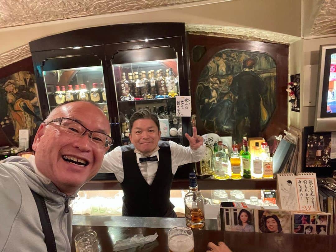 藤崎靖啓のインスタグラム：「昭和感たっぷりのパブ🥃居心地がいいんです🤗  #街の灯 #パブ #高知市ネオン街 #藤ちゃん #藤崎靖啓 #フリーアナウンサー #土佐酒アドバイザー」
