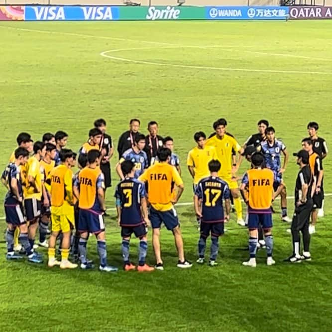 植田朝日のインスタグラム：「🇮🇩🇮🇩🇮🇩  u17ワールドカップ 🇯🇵日本 1-3 アルゼンチン🇦🇷  日本がダメなんじゃなく、アルゼンチン強かったわ！  勿体無いシーンが多々あったけど、これも経験でしょ。  次のセネガルに勝って上に進みましょ！w  ひと試合でも多く‼️  バモ ニッポン🇯🇵  #サッカー旅 #FooTravelleR #u17wc #インドネシア旅 #バンドン #サッカー日本代表 #u17日本代表 #朝日旅」