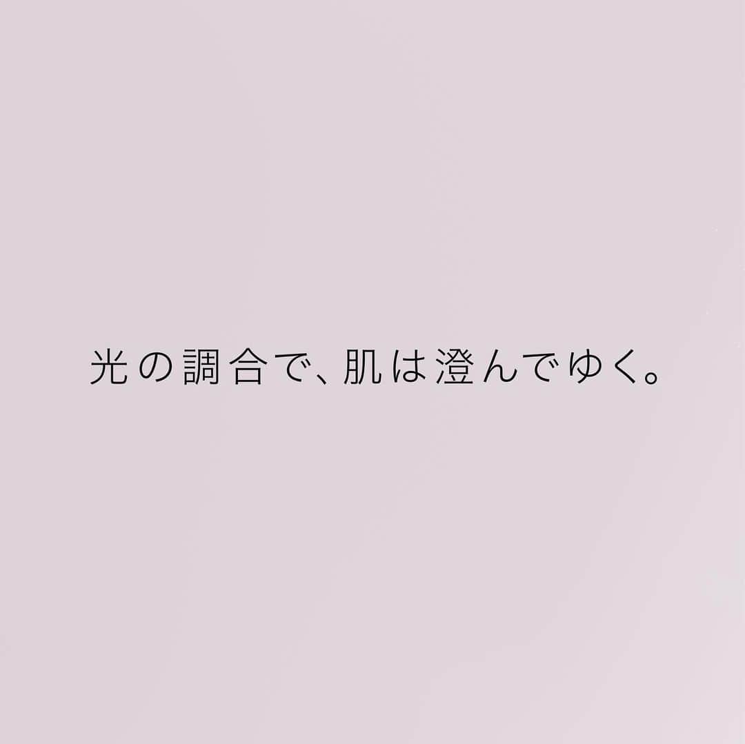 のインスタグラム：「Improved DECORTÉ's new face powder will be revealed.  Key factors are  ・A lineup of 5 textures created by ""formulating light"", from high-quality gloss to a translucent matte   ・Blends into the skin and the finest melting properties have been updated for a translucent finish.   ・A puff, meticulously calculated material, length, and density, that is soft to the touch and applies powder evenly and beautifully.   Experience it for yourself.  パワーアップして登場する新しいフェイスパウダー。  そのポイントは ・しっとりとした上質なツヤから透明感あふれるマットまで、「光の調合」が織りなす5つの質感のラインナップ  ・肌へのフィット感と極上の肌どけがアップデートし、透明感あふれる仕上がり  ・パウダーをムラなく美しくのせる、材質・長さ・密度を綿密に計算された、やわらかな肌触りのパフ  ぜひご体感ください。  1月16日発売　新商品 ルースパウダー　9種  #コスメデコルテ #decorte #ルースパウダー #フェイスパウダー #ベースメイクアップ #ベースメイク#透明感 #素肌感 #毛穴レス  #facepowder #makeup #cosmetics #beauty #jbeauty」