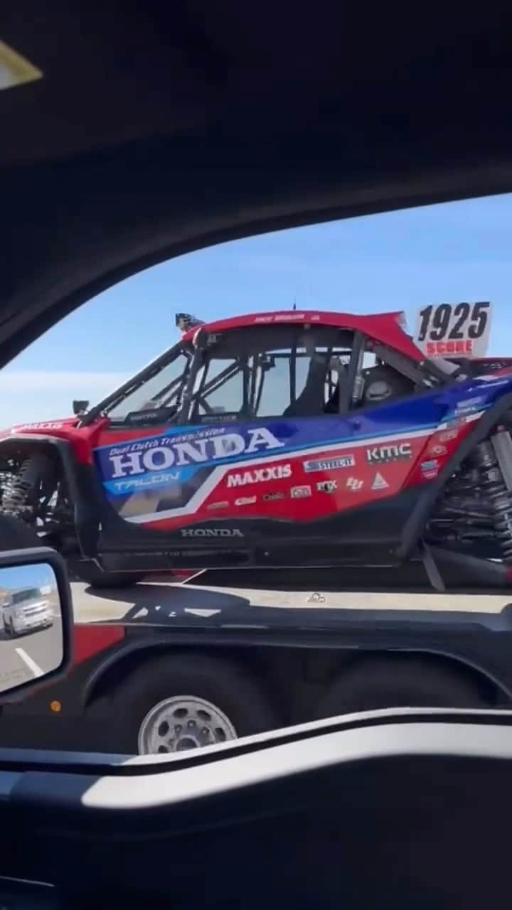 Honda Powersports USのインスタグラム：「Good luck to @hondaoffroadracing as they take on the @scoreinternational Baja 1000! 💪 #HondaTalon #TalonFactoryRacing #SxS @hondaracingcorporation   🏷️ Video Credit: @hondaoffroadracing」