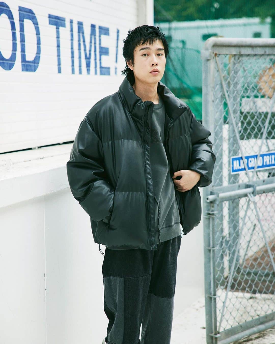 レイジブルーさんのインスタグラム写真 - (レイジブルーInstagram)「(RAGEBLUE) DAILY STANDARD READY FOR WINTER '23 OUTER STYLE  軽量で保温性が高く 着心地もいい中綿アウターは、 冬に向けて買うべき一着。 機能性だけでなくデザインにもこだわった新作を、 旬のストリートスタイルとともに楽しもう。  ▪︎ 【AIRTHERMAL】エアサーマルショートブルゾン 　¥9,955 (tax in)  ————————————  WEBストアはプロフィールURLからチェック✨ ▶️ @rageblue_official   #RAGEBLUE#レイジブルー #DAILYSTANDARD #rageblue_women  #vintagelike#vintage #アウター#アウターコーデ  #カジュアルコーデ#メンズコーデ #メンズファッション#coordinate  #メンズカジュアル#きれいめコーデ #冬コーデ#冬服#冬服コーデ  #ダウンジャケット#中綿ブルゾン」11月15日 10時17分 - rageblue_official