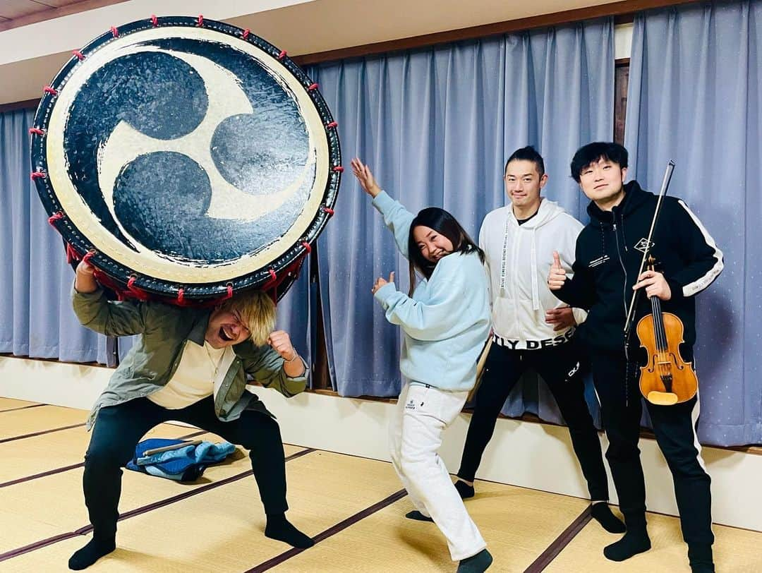 COMA-CHIさんのインスタグラム写真 - (COMA-CHIInstagram)「big recording with awesome friends was so much fun⛩️♨️🌈💕💕 創世縁日で歌う楽曲を、和楽器集団の @trainnovation_official さん達と一緒に長野の @mcmystie  @tsuyoshitorii 主宰 Viv studioにてレコーディングしてきました！！ この楽曲は私の和楽器アルバムにも収録するという事で、クラファンのレコーディング体験リターンに賛同してくれたマリンちゃん @o8marin8o も参加してもらって、 皆でワイワイ楽しい時間でした✨ 蠍座新月とイーグルズゲートのエネルギー受けて物凄いパワー溢れる曲になりましたんでお楽しみに😆👌❤️」11月15日 10時10分 - coma_chi