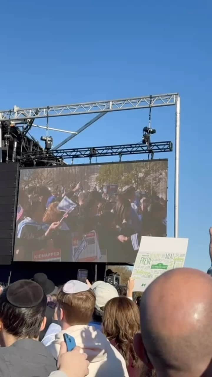 ジェシカ・サインフェルドのインスタグラム：「It was a very special day in Washington DC. We sang, prayed, and loved being Jewish together with 290,000 people. The families of some of our hostages came and were surrounded by this love, and our everlasting Jewish resilience and strength. It has been 39 days since the hostages were stolen. #BringThemHome.  Beautiful song by @ishayribo_official」