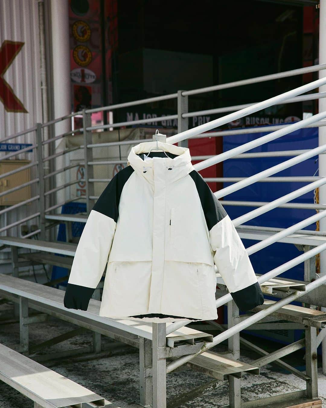レイジブルーさんのインスタグラム写真 - (レイジブルーInstagram)「(RAGEBLUE) DAILY STANDARD READY FOR WINTER '23 OUTER STYLE  軽量で保温性が高く 着心地もいい中綿アウターは、 冬に向けて買うべき一着。 機能性だけでなくデザインにもこだわった新作を、 旬のストリートスタイルとともに楽しもう。  ▪︎ 【AIRTHERMAL】マウンテンパーカー 　¥14,960 (tax in)  ————————————  WEBストアはプロフィールURLからチェック✨ ▶️ @rageblue_official   #RAGEBLUE#レイジブルー #DAILYSTANDARD #rageblue_women  #vintagelike#vintage #アウター#アウターコーデ  #カジュアルコーデ#メンズコーデ #メンズファッション#coordinate  #メンズカジュアル#きれいめコーデ #冬コーデ#冬服#冬服コーデ  #ダウンジャケット#中綿ブルゾン」11月15日 10時17分 - rageblue_official