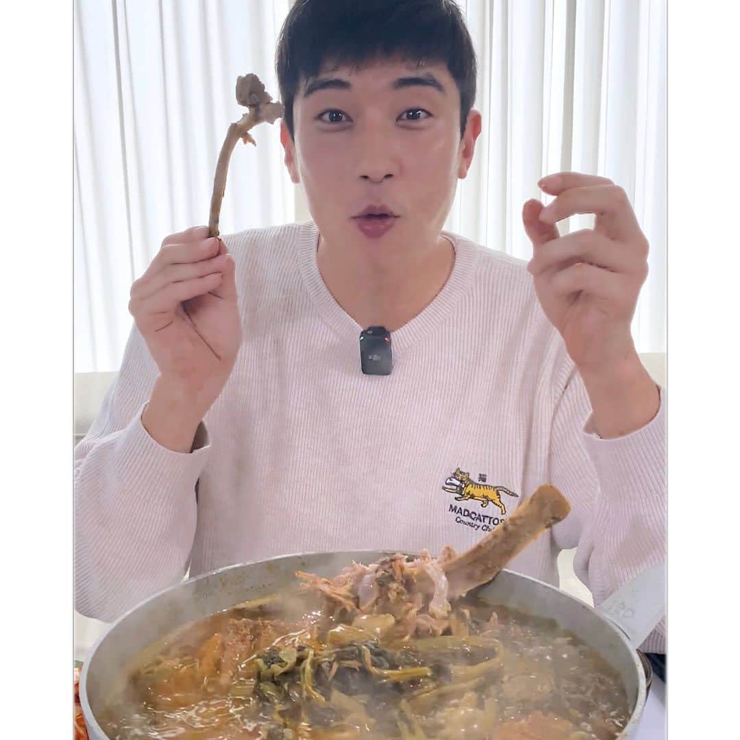 カン・ギョンジュンさんのインスタグラム写真 - (カン・ギョンジュンInstagram)「요즘 날씨가 너무 춥죠? 추운 겨울이 다가올수록 생각나는게 하나 있는데 뜨끈한 국물이 있는 감자탕이더라고요  제가 보여드리는 이 감자탕은 다른 감자탕과는 다른거 아시죠? 지금 제 프로필 링크에서 바로 구매 가능합니다🫶🏻  📍저세상 감자탕 오픈 11.15-11.17 지금 오픈🫶🏻  🍽넉넉한 2~4인분 양  🍽 식용방부제, 합성 조미료 사용 X  🍽 100% 국내산 무청시래기 사용 O 공기 좋고 물 좋은 해남에서 제배되는 무청시래기를 사용했습니다!  🍽 최고급 등뼈 사용 O 프리미엄 돼지고기의 명대사가 된 ”이베리코“로 유명한 스페인산 최고급 등뼈만 사용했습니다.  🍽 핏물 제거, 분해까지 직접! 저세상 감자탕은 하나부터 열까지 모든 과정을 직접 만듭니다  삶는 시간 증숙과정의 차이로 인해 다른 감자탕보다 차원이 다른 부드러움을 느껴보세요!  ♥맛있게 먹는 3가지 방법? 1. 고기와 무청 시래기 맛있게 먹기 2. 라면사리 넣어 끓여먹기 3. 남은 국물과 살코기를 남겨 같이 볶아서 볶음밥 먹기  � ※ 하루 정도 자연해동 후 드시면 더욱 더 맛있습니다 ※  빠른해동을 원하시는 경우, 전자렌지에 5분정도 돌려 해동후 냄비에 옮겨 끓여주세요. (이지컷으로 쉽게 열 수 있으며, 전자렌지가 가능한 용기입니다.)  자연해동 후 중불로 팔팔 끓을때까지 끓여줍니다.  언제 먹어도, 추운겨울이면 더 생각나는, 둘이 먹다가 하나가 쓰려져도 모를 그맛!! 좋은 구성과 가격으로 다들 저세상감자탕 드셔보세요  #감자탕 #프로필링크에서구매가능 #초간단#초간단요리#간편한요리#집밥#밀키트#반찬#요리#고기 #추운겨울 #생각나는 #음식」11月15日 10時13分 - kangkyungjun1983