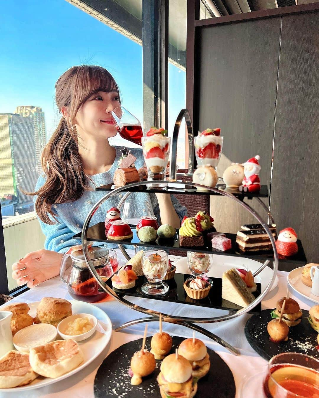 みき みーやんのインスタグラム：「梅田でヌン活🤤♡ . 阪急百貨店向かい阪急グランドビル31Fの Bella Dining Cafe @Bella_nishideria 🍽💕 . こんな豪華でお得なアフタヌーンティーがあるの！？😍❤ ってくらいボリューム満点でお料理も美味しくて スイーツも可愛くて大満足🙆‍♀️ @chef__nishide . 31階からの景色にうっとりしながら 美味しいアフタヌーンティーを堪能してみて🤤♡ . . クリスマスアフタヌーンティー❤ ロンネフェルトのお紅茶も飲み放題で¥6,000はお得すぎる🥺❤ 11月27日からなので予約お早めにー🤤❤ . #PR#梅田グルメ#大阪グルメ#アフタヌーンティー#アフタヌーンティー巡り#ヌン活#阪急グランドビル#クリスマス#クリスマススイーツ#クリスマスアフタヌーンティー#クリスマスデート#空庭ダイニング#阪急グランドビル#afternoontea #クリスマスコーデ#ニットコーデ#冬コーデ#女子会#梅田女子会」