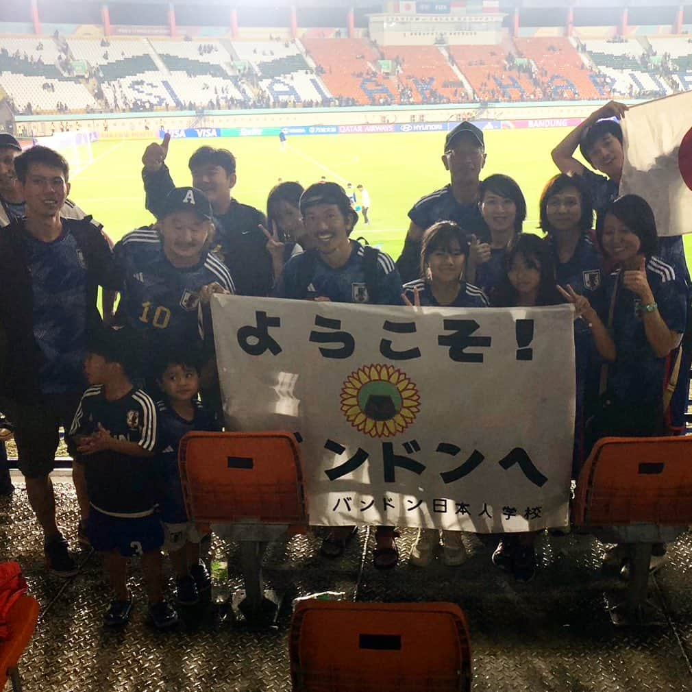 植田朝日のインスタグラム：「🇮🇩🇮🇩🇮🇩  バンドン日本人学校の皆さんとパチリ‼️📸  オレも高校時代、海外だったからわかるけど、自分の街に日本のチームが来るって特別なんだよな。  選手も経験を積んでるけど、子供達もいろんなもんを得てるんだろうな！w  次の試合もよろしくね‼️🇯🇵  #サッカー旅 #インドネシア旅 #FooTravelleR #バンドン日本人学校 #u17wc #u17日本代表 #朝日旅」