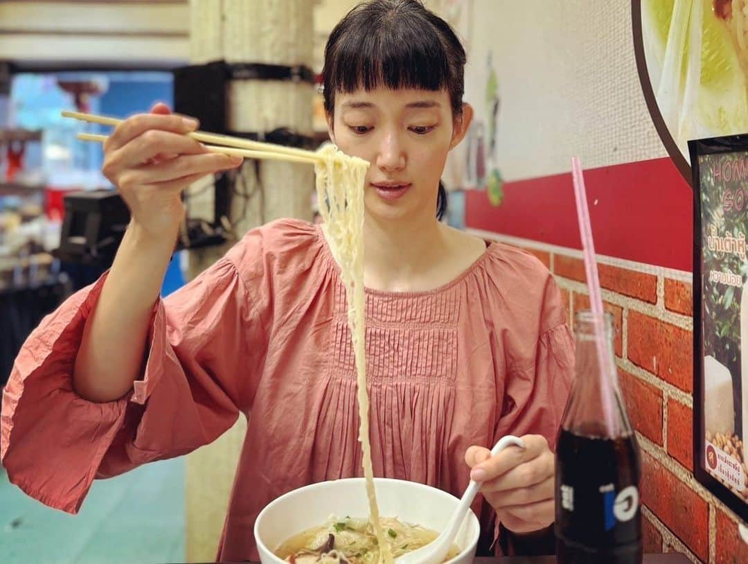 入山法子さんのインスタグラム写真 - (入山法子Instagram)「タイ旅行つづき。 こちらはバンコク。  なんでも山積み。 なんでも増し増し。 ローカルなご飯屋さんは安くて美味しい。 お水を頼んだのにコーラらしきものが出てきた。  みんな朝から夜まで元気いっぱい。」11月15日 10時19分 - iriyamanoriko_official