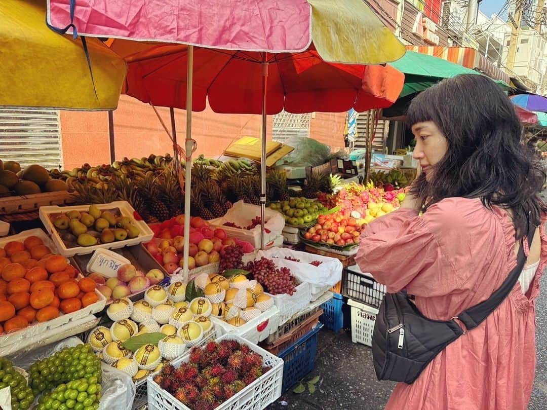 入山法子さんのインスタグラム写真 - (入山法子Instagram)「タイ旅行つづき。 こちらはバンコク。  なんでも山積み。 なんでも増し増し。 ローカルなご飯屋さんは安くて美味しい。 お水を頼んだのにコーラらしきものが出てきた。  みんな朝から夜まで元気いっぱい。」11月15日 10時19分 - iriyamanoriko_official