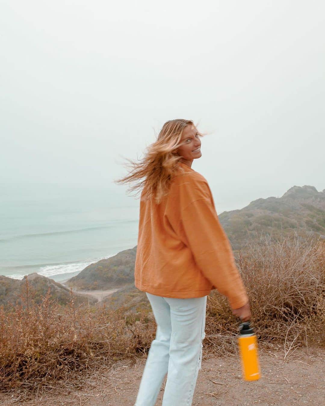 レイキー・ピーターソンのインスタグラム：「Autumn is my favorite time of year to be home 🧡 wave checks with @hydroflask  Photo- @brooklynhulse」