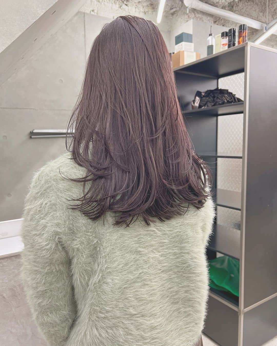 兼井遼のインスタグラム：「ラベンダーグレージュ＊  柔らかくほつれるヘア😌  ツヤのある 暗くても透明のある カラーならお任せください☺️  11月12月のご予約も まだまだお取りできます🙇🏻  ご質問などは コメントにてお問い合わせください！😌  #ケアカラー  #ヘアアレンジ  #ケアダブルカラー  #巻き方  #髪質改善カラー  #イルミナカラー  #ミルクティーベージュ #グレージュ  #ケアブリーチ  #ハイライトカラー  #ハイトーンカラー  #ブリーチ  #ダブルカラー   #インナーカラー  #オリーブアッシュ  #グラデーションカラー  #グレージュカラー  #ツヤトーン  #パーマ  #艶髪  #外国人風  #髪質改善トリートメント  #くびれヘア  #シースルーバング  #髪質改善  #ラベンダーグレージュ  #オリーブグレージュ  #トリートメント  #ヘアアクセサリー　#インナーハイライト」