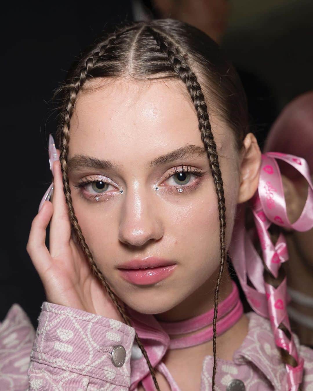 資生堂 のインスタグラム：「A BATHING APE® SPRING/SUMMER 2024 RUNWAY SHOW by R   Makeup led by Ikuko Shindo @ikuko_shindo_official  Hair led by Jun Nakamura   @bape_japan  @rakutenfashion @rakutenfashion_byr  @rakuten_fashion_men  @rakutenfwt    #bape #abathingape #bape30 #RakutenFashion #RakutenbyR #RakutenFWT #shiseidohma #ikukoshindo #資生堂ヘアメイクアップアーティスト #進藤郁子 #中村潤」