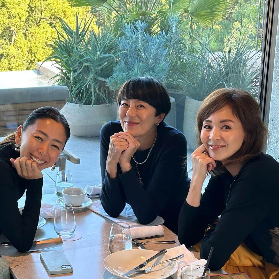 RIKACOのインスタグラム：「🩷 @wakanozawa  @shiho_style  ほんわかワカとちゃきちゃきシホ😄 40代女子パワー可愛い妹達との楽しい企みミーティング😊来年は更にパワフルに行きたいなーと、ね #healthylifestyle  #healthyfood  #yoga  #meditate  #superfoods  #beauty  #❤️」