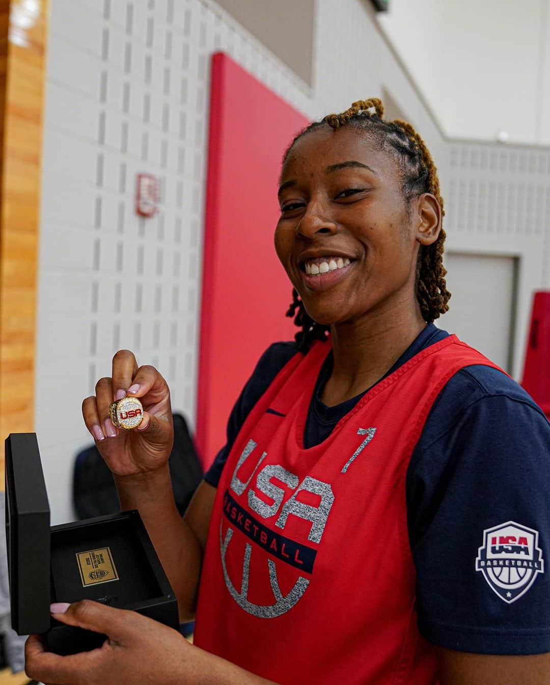 USA Basketballのインスタグラム：「Bling for the World Champions!  Members of the 2022 🇺🇸 #USABWNT World Cup Team were presented their @baronchampionshiprings!   💍 #baronrings」
