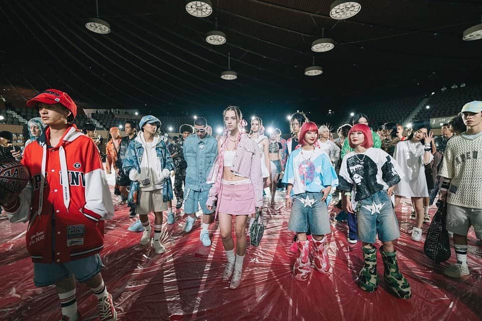 資生堂 のインスタグラム：「A BATHING APE® SPRING/SUMMER 2024 RUNWAY SHOW by R   Makeup led by Ikuko Shindo @ikuko_shindo_official  Hair led by Jun Nakamura   @bape_japan  @rakutenfashion @rakutenfashion_byr  @rakuten_fashion_men  @rakutenfwt    #bape #abathingape #bape30 #RakutenFashion #RakutenbyR #RakutenFWT #shiseidohma #ikukoshindo #資生堂ヘアメイクアップアーティスト #進藤郁子 #中村潤」