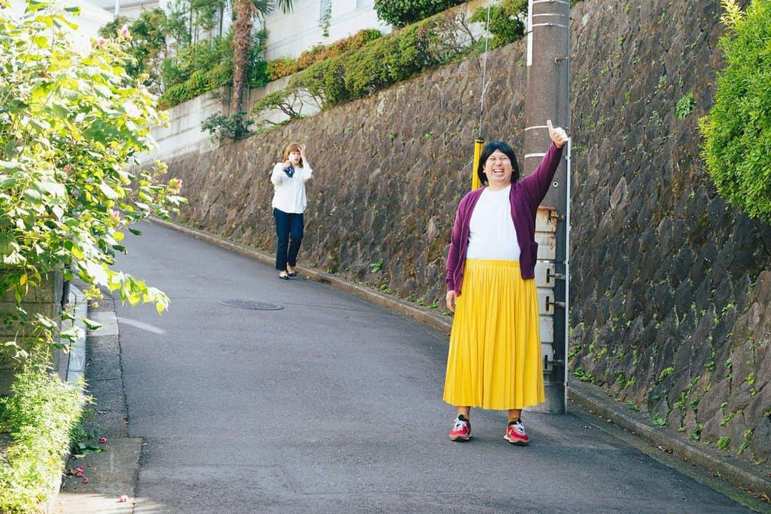 のインスタグラム：「今日のかがやけは、 11月15日(水) 『かがやけ！ミラクルボーイズ』 24:00~24:30(tvk)  レインボーさんがゲストです。今日からレインボーさん編が始まりますが怒涛のロケだった。遠くから見ても最高な2人が来たと分かる2人の写真。最後の写真は髭を剃るジャンボさん。すごい気持ちよさそうに髭を剃るので同じ髭剃り欲しくなった。お寺カバディ回。」
