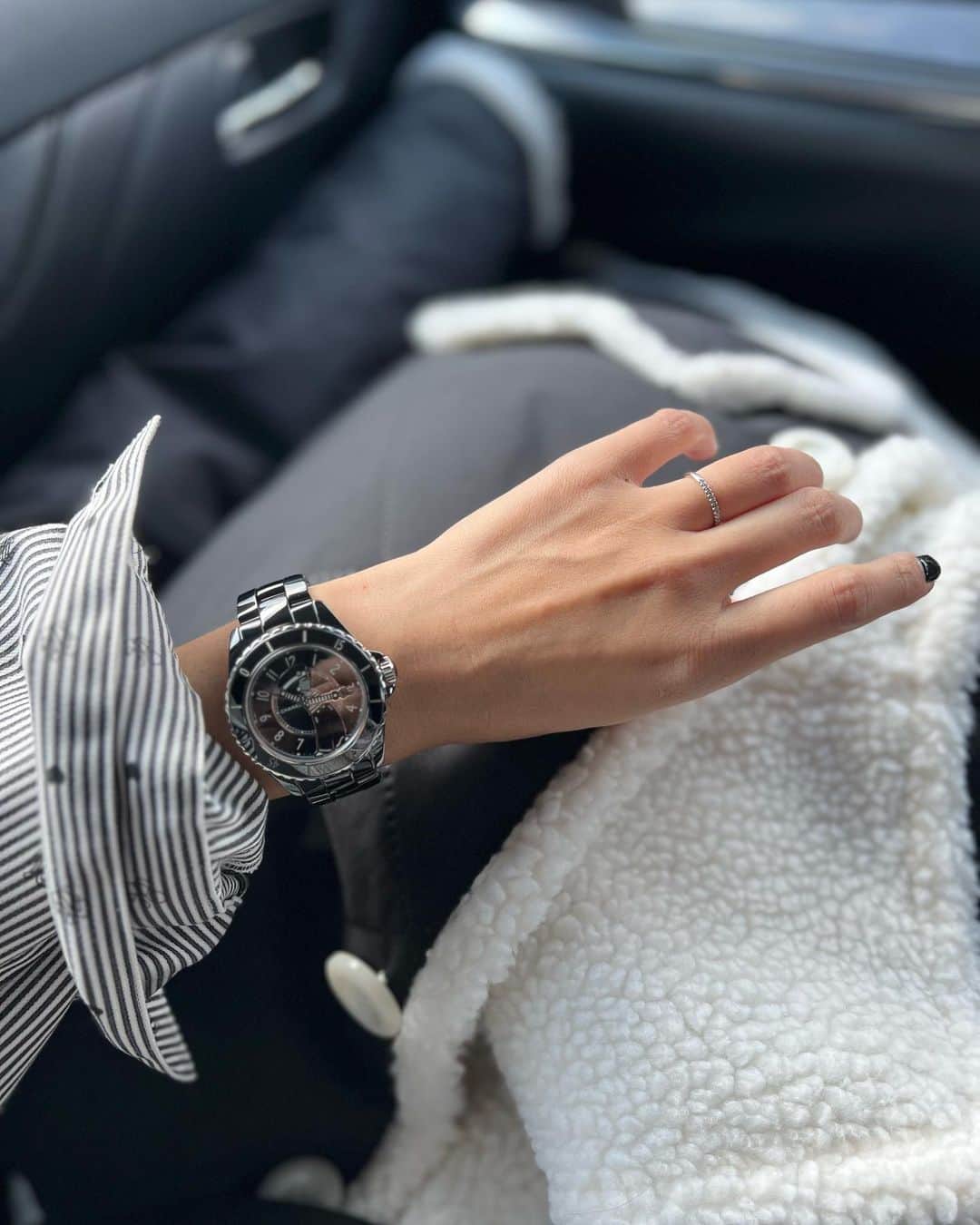 村上沙織さんのインスタグラム写真 - (村上沙織Instagram)「私には珍しく時計をつけてみる日々。  この時計、はじめて欲しいと思った時計。私のライフスタイル的に時計はあまりいらないのかなと思っていた時に知ったchanelマドマアゼルのJ12.  chanelを可愛く嫌味なく着てる憧れのママ友に相談したらもう完売だからないわあ。と教えてもらって、その後旅行中のママ友からあったで！買っとこか？と神様の様なお声をかけて頂き買えました♡  ネスタリゾートで何度も忘れて私の元から逃げようとしたこの子ですが、今はずっと一緒です♡  #chanel#マドマアゼル#j12」11月15日 10時44分 - rosysaorimonster