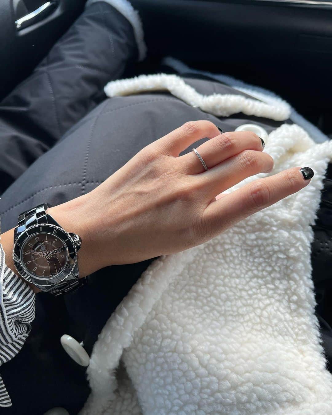 村上沙織さんのインスタグラム写真 - (村上沙織Instagram)「私には珍しく時計をつけてみる日々。  この時計、はじめて欲しいと思った時計。私のライフスタイル的に時計はあまりいらないのかなと思っていた時に知ったchanelマドマアゼルのJ12.  chanelを可愛く嫌味なく着てる憧れのママ友に相談したらもう完売だからないわあ。と教えてもらって、その後旅行中のママ友からあったで！買っとこか？と神様の様なお声をかけて頂き買えました♡  ネスタリゾートで何度も忘れて私の元から逃げようとしたこの子ですが、今はずっと一緒です♡  #chanel#マドマアゼル#j12」11月15日 10時44分 - rosysaorimonster