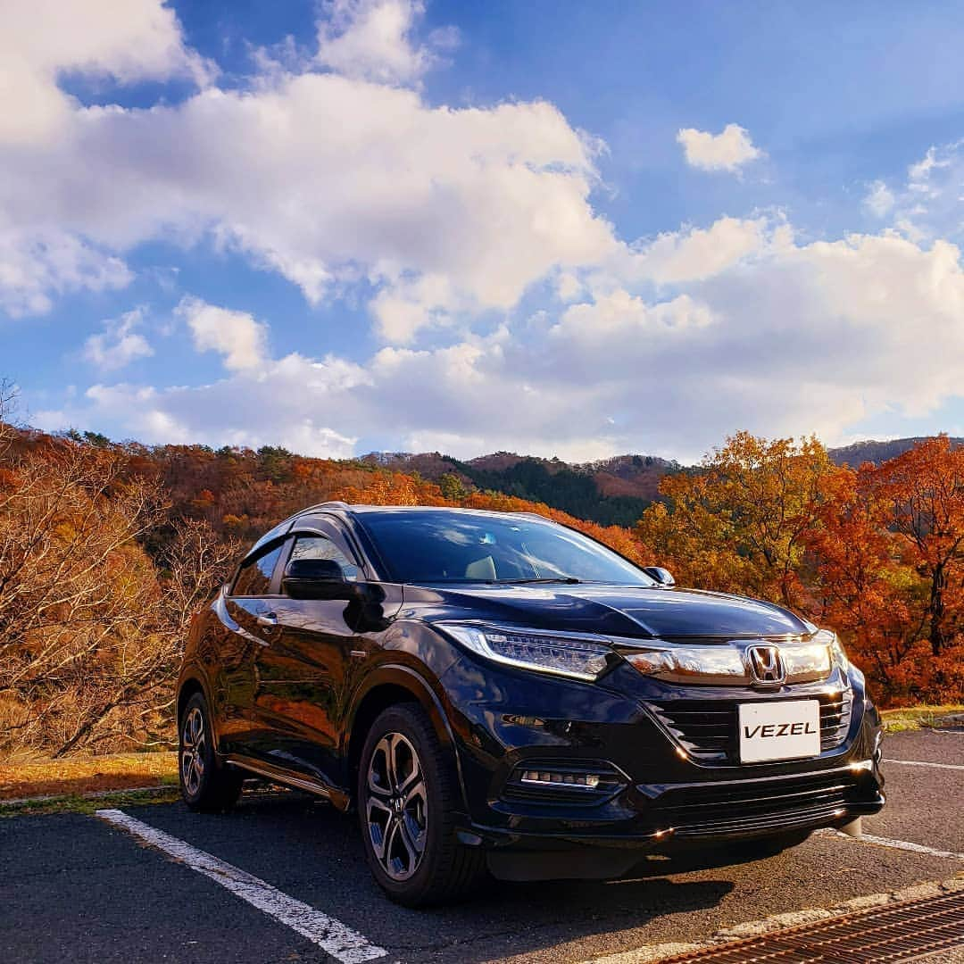 Honda 本田技研工業(株)さんのインスタグラム写真 - (Honda 本田技研工業(株)Instagram)「鮮やかな紅葉をバックに、シックな色合いのヴェゼルが引き立つ一枚です😃 . 「西陽に照らされてツヤツヤなのがより引き立つ💯」 Photo by @kiira_vezel . #MeandHonda #Honda #thepowerofdreams #クルマ #car #HondaCar #ホンダ好きと繋がりたい #VEZEL #ヴェゼル #車のある風景 #愛車のある風景 #愛車撮影 #ドライブ #ドライブ好きな人と繋がりたい #ドライブスポット #Hondalife #carphotography  #hondagram . 本アカウントでは、「 #MeandHonda 」をつけてInstagramに投稿された皆さんの写真を紹介させていただきます。 11月は紅葉をテーマにした写真をご紹介します。 12月のテーマは夜景の予定です。ぜひご投稿ください！ . 思い出の写真や自宅付近で撮影された写真など、たくさんのご投稿をお待ちしています。」11月15日 11時00分 - hondajp