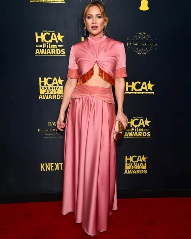 プラバルグルンのインスタグラム：「Kate's Meow ⁠ ⁠ @katehudson wears Dusty Rose Crepe back Satin Pleated Crop Top with Chiffon Cuff and Hand Beaded Orange Bugle Fringe & Maxi Skirt with Chiffon Pleated Yoke from the Fall Winter 2023 collection to the 2023 HCA Awards⁠ ⁠ Styled by @sophielopez」