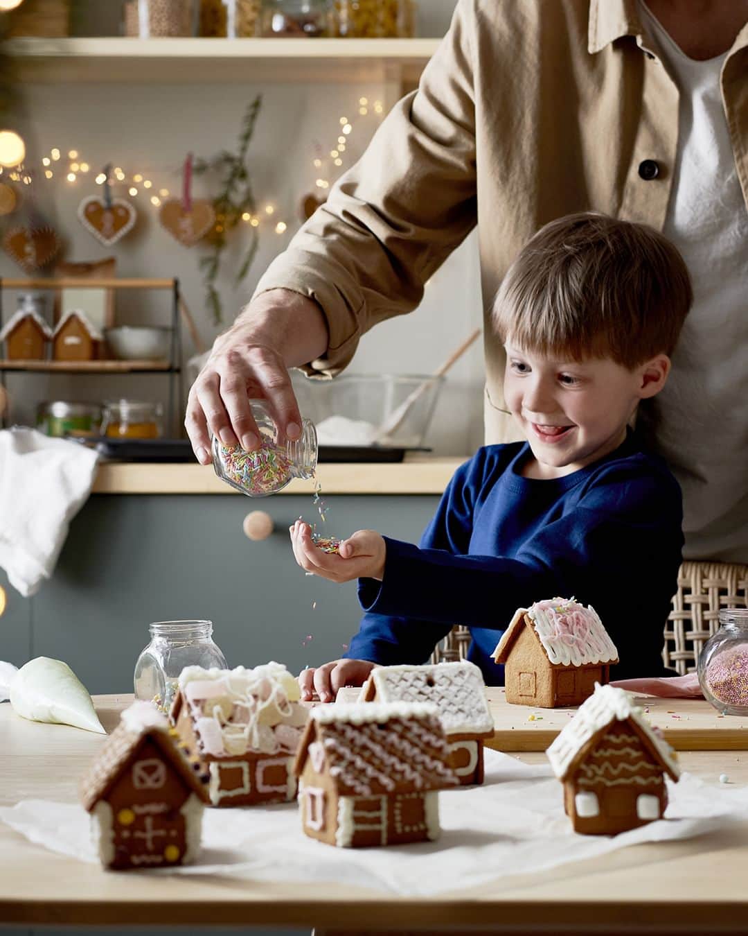 IKEA JAPANさんのインスタグラム写真 - (IKEA JAPANInstagram)「クリスマス気分を盛り上げる、キッチン＆ベーキング アイテム🎄  家族や友達との集まりを、もっと楽しくするアイデアをご紹介！ ✓かわいいテーブルナプキンを使う ✓スパイス香るお菓子をつくる ✓クリスマスカラーのコップやお皿で、特別に演出  おうちでもクリスマスの思い出づくりを、存分に楽しんでください✨  🎄 #イケアとクリスマス2023 ​Instagram投稿キャンペーンも実施中！入賞者にはIKEAギフトカードをプレゼント✨詳しくはハイライト「#クリスマス」から。  ※VINTERSAGA/ヴィンテルサーガ ミニジンジャーブレッドハウスはイケア店舗のみでの販売となります  #イケア #IKEA #ikeajapan #この家が好き #サステナブル #サスティナビリティ #クリスマス #新商品 #ホリデー #クリスマス雑貨 #製菓用品 #クリスマスパーティー #クリスマス料理 #クリスマスインテリア」11月15日 11時00分 - ikeajapan