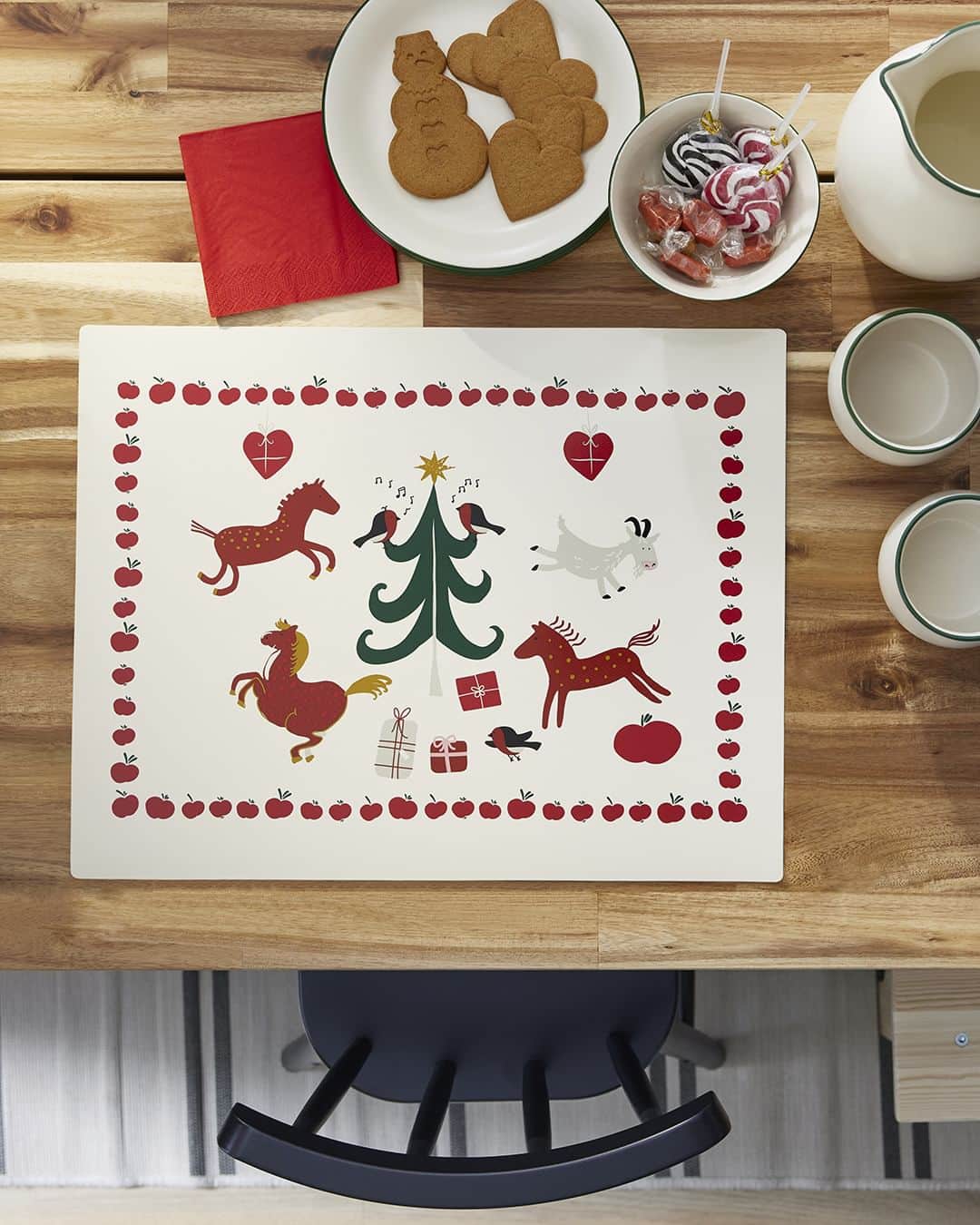 IKEA JAPANのインスタグラム：「クリスマス気分を盛り上げる、キッチン＆ベーキング アイテム🎄  家族や友達との集まりを、もっと楽しくするアイデアをご紹介！ ✓かわいいテーブルナプキンを使う ✓スパイス香るお菓子をつくる ✓クリスマスカラーのコップやお皿で、特別に演出  おうちでもクリスマスの思い出づくりを、存分に楽しんでください✨  🎄 #イケアとクリスマス2023 ​Instagram投稿キャンペーンも実施中！入賞者にはIKEAギフトカードをプレゼント✨詳しくはハイライト「#クリスマス」から。  ※VINTERSAGA/ヴィンテルサーガ ミニジンジャーブレッドハウスはイケア店舗のみでの販売となります  #イケア #IKEA #ikeajapan #この家が好き #サステナブル #サスティナビリティ #クリスマス #新商品 #ホリデー #クリスマス雑貨 #製菓用品 #クリスマスパーティー #クリスマス料理 #クリスマスインテリア」