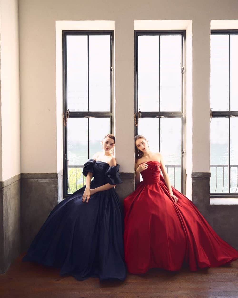 foursis_officialのインスタグラム：「DRESS : Monet(モネット) COLOR : Midnight blue / Red 美しく流れるドレープが特徴的な、モネット。 遊び心のあるパフスリーブとトレーンは 取り外しができるため、自分だけの組み合わせで スタイルチェンジが可能です。」
