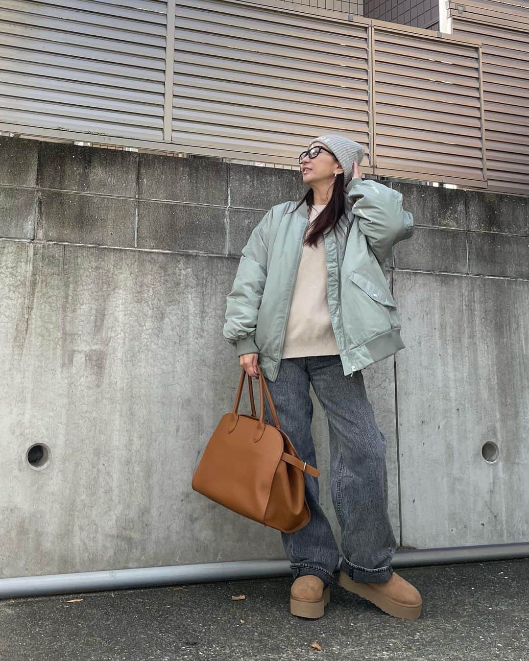 のインスタグラム：「UNIQLOとGUとH&M 🤣⤴️  MA1はH&Mでバーゲンで2000円だった🤣🤣🤣⤴️  トレーナー　　@uniqlo_with  デニム　　@gu_for_all_  アウター　@hm  ブーツ　　@uggjapan  バッグ　　@jistory_official  ビーニー　@celine   #locari  #partegram  #mery#beautiful #beaustagrammer  #fashionista #fashion  #instagood #fashionblogger #jマダムのおしゃれ #53歳#53yearsold #164cm#164cmコーデ#アンチエイジング #アラフィフコーデ#アラフォーコーデ#大人ファッション#今日のコーデ #今日の服 #今日のファッション#おしゃれさんと繋がりたい#秋コーデ#冬コーデ#PR」