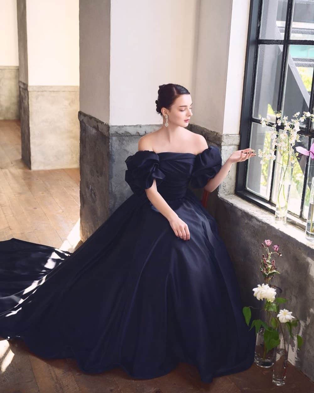 foursis_officialのインスタグラム：「DRESS : Monet(モネット) COLOR : Midnight blue 美しく流れるドレープが特徴的な、モネット。 遊び心のあるパフスリーブとトレーンは 取り外しができるため、自分だけの組み合わせで スタイルチェンジが可能です。 光沢のあるミッドナイトブルーがモダンで優雅な印象を与えてくれます。 華やかな小物との組み合わせもおすすめです。」