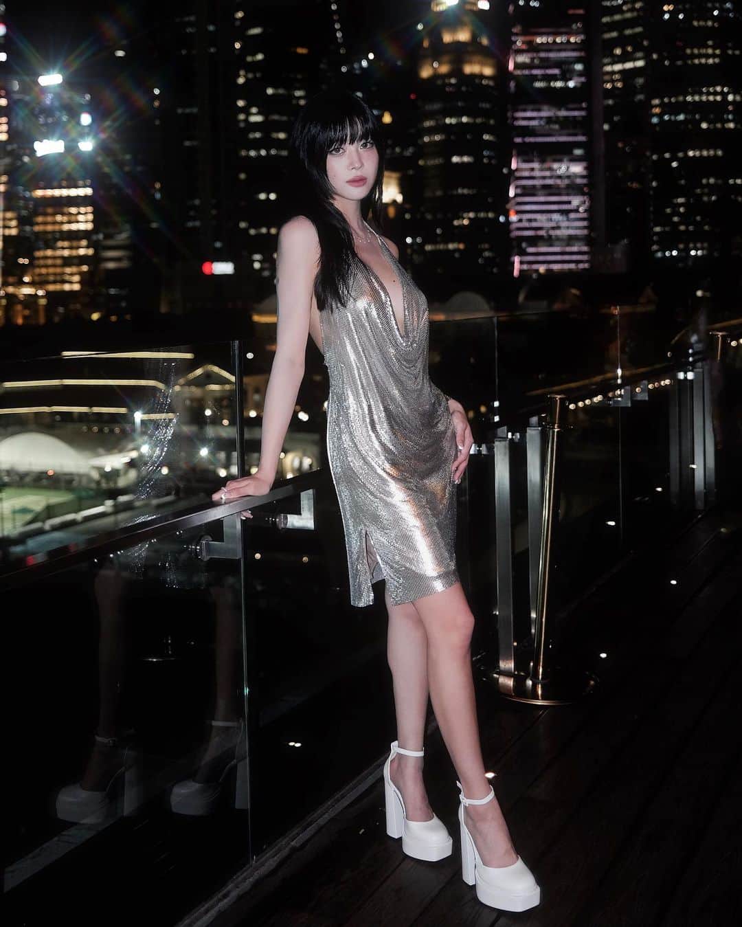 Emily Meiのインスタグラム：「Being a disco ball in Singapore 🪩💃🏻 Finally reunited with my fren and all it took was two flights, are we adulting 😂 @revolve #REVOLVEaroundtheworld」