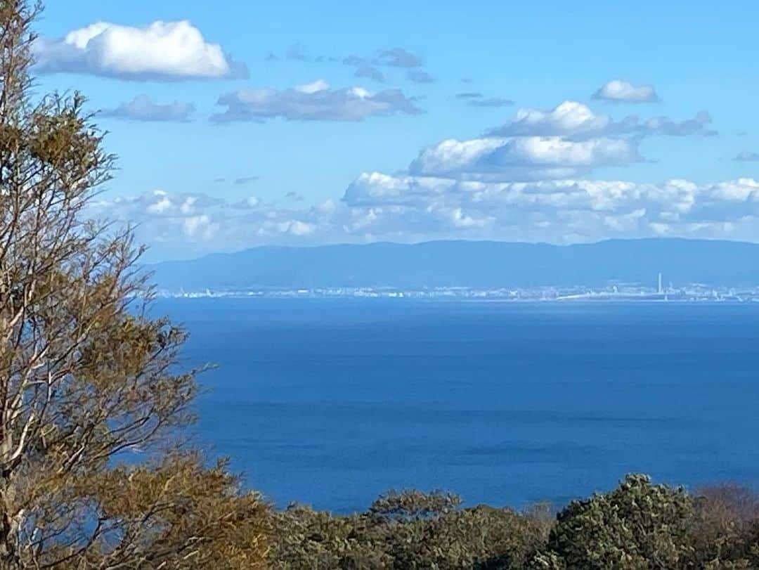 ヒロ寺平さんのインスタグラム写真 - (ヒロ寺平Instagram)「Fun Time  晴天の一日、淡路島に遊んだ。  花ばなと戯れた。 絶景を味わった。 人気の無い舞台ではワンマンショーも開催。  日ごろの徳のお蔭でお向かいの関空エリアと最高の夕暮れまで付いてきた。  お土産に玉葱も買った。 最高の一日だった。  #淡路島 #あわじ花さじき #淡路夢舞台 #ヒロ寺平 #ヒロT」11月15日 11時01分 - hiroteradaira