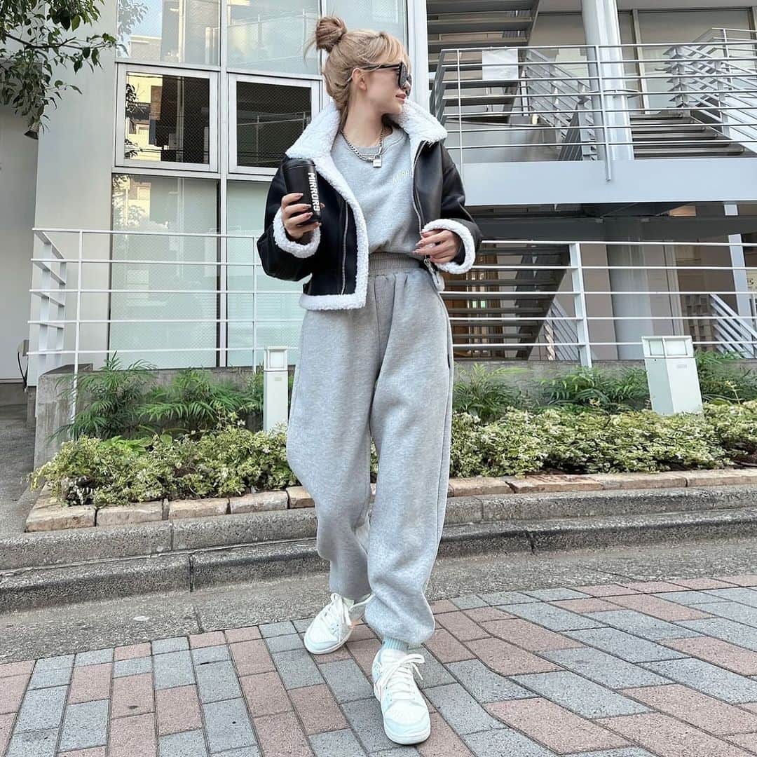 のインスタグラム：「. ✔︎Boa riders short coat¥38,500(tax in) ✔︎embroidery short sweat tops ¥12,100(tax in) ✔︎embroidery sweat pants¥16,500(tax in)  model 162cm   #MIRROR9  #ミラーナイン」