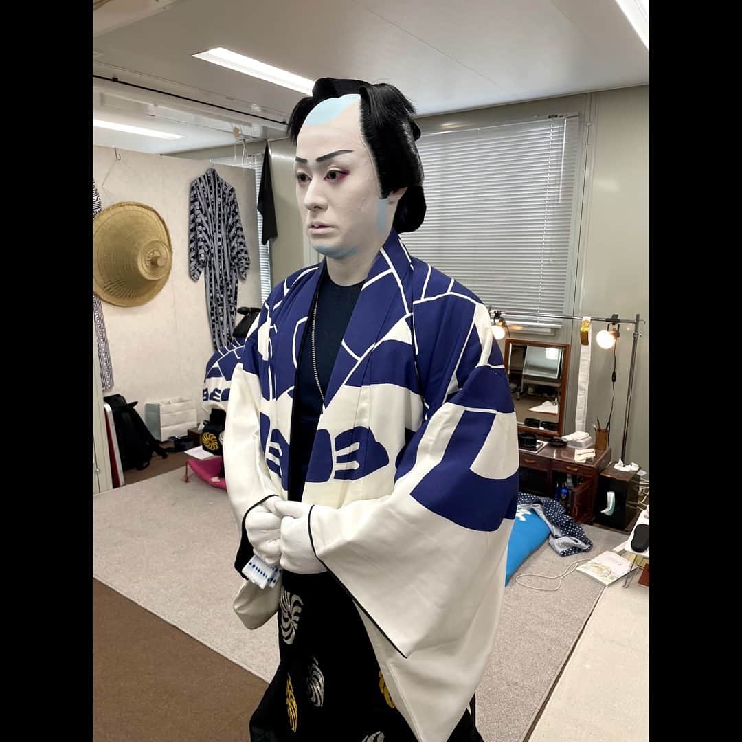 中村歌之助のインスタグラム：「・ 本日より復帰させていただきます。  休演により 多くの皆様にご心配とご迷惑をおかけ致しましたこと 改めて深くお詫び申し上げます。  何より平成中村座小倉城公演ご観劇のために チケットの御購入はじめ 新幹線や飛行機、ホテルの御手配など 皆さんの大切なものを奪ってしまったこと 本当に申し訳ありません。  皆様によりいいものをお届けできるよう 残りの公演も一所懸命勤めさせていただきますので 宜しくお願い致します。  歌之助」