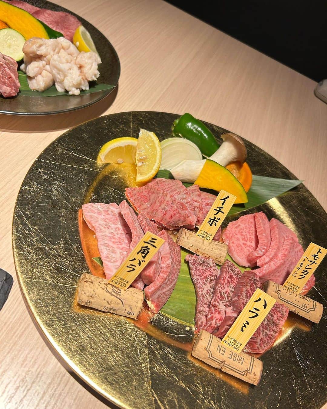 DJ MIYAさんのインスタグラム写真 - (DJ MIYAInstagram)「北海道・すすきのからこんにちわあ🎀  昨晩は 『和牛Labすすきの店』で焼肉dinnerしてきましたぁぁ❤️  PR @wagyu_labo_susukino  すすきの交差点からめっちゃ近いビルの3F  全室個室がありがたーいよねん♡  特選コース❤️  ◉チョレギサラダ お野菜がたっぷりいただけるコースは嬉しい⭐︎✨🌟  ◉自家製ナムルの盛り合わせ もやし、ゼンマイ、ホウレンソウ  ◉キムチの盛り合わせ 白菜、カクテキ、きゅうり  ◉焼肉　厳選焼肉3種 薄切り上牛タン 生ラム肩ロース クセがなく食べやすかった、きっと新鮮だから*\(^o^)/*  ◉和牛ホルモン  ◉国産和牛 希少部位4種 和牛カルビ 和牛ハラミ 和牛イチボ 和牛トモサンカク  どのお肉も上質のあぶらが口でとけてシンプルに美味しかった♡  ◉お食事 ライス  ◉スープ 牛テールスープ  上質なお肉の味がスープにとけこんでまた胡麻油の香りが食欲をそそる味( ◠‿◠ )  ◉デザート 選択  ゆずシャーベットや黒胡麻シャーベットもあっていい感じでした♡  単品でイイダコやゲタカルビを追加！ ゲタカルビのジューシーで旨みいっぱい⭐︎✨🌟  おすすめの焼肉屋さんだからみなさん札幌行った時食べてみてね*\(^o^)/*  #すすきのグルメ #すすきの焼肉 #札幌焼肉 #札幌グルメ #すすきのディナー #和牛Labすすきの店 #札幌旅行 #北海道観光 #札幌ディナー #札幌焼肉 #北海道旅行 #北海道旅行記 #すすきの #札幌 #札幌焼き肉 #焼肉屋さん #韓国料理好き #札幌おすすめ #トラベラー #トラベルインフルエンサー  #札幌観光スポット #札幌グルメ巡り #トリドリベース #グルメインフルエンサー #グルメインスタグラマー #グルメスタグラマー  #マイトリップMIYA」11月15日 11時14分 - dj_miya