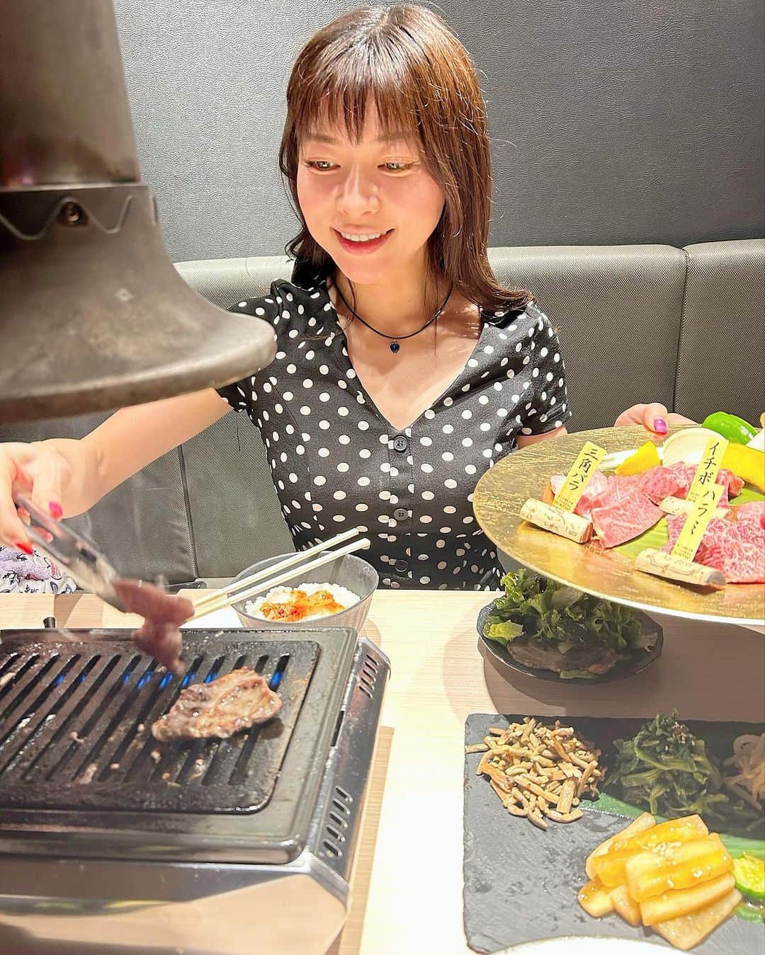 DJ MIYAのインスタグラム：「北海道・すすきのからこんにちわあ🎀  昨晩は 『和牛Labすすきの店』で焼肉dinnerしてきましたぁぁ❤️  PR @wagyu_labo_susukino  すすきの交差点からめっちゃ近いビルの3F  全室個室がありがたーいよねん♡  特選コース❤️  ◉チョレギサラダ お野菜がたっぷりいただけるコースは嬉しい⭐︎✨🌟  ◉自家製ナムルの盛り合わせ もやし、ゼンマイ、ホウレンソウ  ◉キムチの盛り合わせ 白菜、カクテキ、きゅうり  ◉焼肉　厳選焼肉3種 薄切り上牛タン 生ラム肩ロース クセがなく食べやすかった、きっと新鮮だから*\(^o^)/*  ◉和牛ホルモン  ◉国産和牛 希少部位4種 和牛カルビ 和牛ハラミ 和牛イチボ 和牛トモサンカク  どのお肉も上質のあぶらが口でとけてシンプルに美味しかった♡  ◉お食事 ライス  ◉スープ 牛テールスープ  上質なお肉の味がスープにとけこんでまた胡麻油の香りが食欲をそそる味( ◠‿◠ )  ◉デザート 選択  ゆずシャーベットや黒胡麻シャーベットもあっていい感じでした♡  単品でイイダコやゲタカルビを追加！ ゲタカルビのジューシーで旨みいっぱい⭐︎✨🌟  おすすめの焼肉屋さんだからみなさん札幌行った時食べてみてね*\(^o^)/*  #すすきのグルメ #すすきの焼肉 #札幌焼肉 #札幌グルメ #すすきのディナー #和牛Labすすきの店 #札幌旅行 #北海道観光 #札幌ディナー #札幌焼肉 #北海道旅行 #北海道旅行記 #すすきの #札幌 #札幌焼き肉 #焼肉屋さん #韓国料理好き #札幌おすすめ #トラベラー #トラベルインフルエンサー  #札幌観光スポット #札幌グルメ巡り #トリドリベース #グルメインフルエンサー #グルメインスタグラマー #グルメスタグラマー  #マイトリップMIYA」