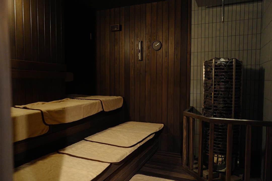 真奈さんのインスタグラム写真 - (真奈Instagram)「昨日はやなパイと　@sauna_nihitaru さんへ🧖 女性が造った男性専用のサウナ施設🧖‍♀️(レディースデーもあるよ)  水風呂の青が素晴らしかったです… ベストオブ水風呂の青でした……  やなパイは相変わらず癒されおもろーです。 動画おたのしみに！  #むちむちサウナ　#サウナイキタイ #NiHITARU #サウナ女子　#사우나」11月15日 11時15分 - manatmnt0116