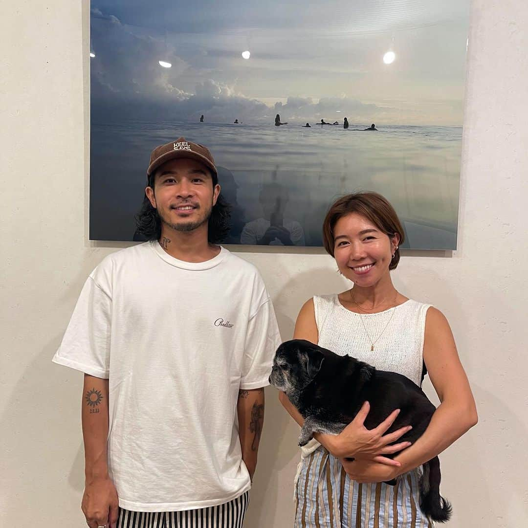 Lisa Halimさんのインスタグラム写真 - (Lisa HalimInstagram)「カバーアルバム『by the Sea３』 発売の前にこの曲が先行配信スタート！ 今回は、音楽にアートにほんとに多才だなぁと いつも驚かしてくれる @kenny_yoshihara を フィーチャリングゲストにお迎えし、 ハナレグミさんの曲「明日天気になれ」を カバーさせていただきました。 心が雨の日も、曇りの日も寂しい時も、 空を見上げて思わずほほえむような そんな時間を過ごしてもらえたらうれしいです。 レコーディングには弱々なもんちゃんもいました。 Kenny心配してくれてたね☺️ 悲しさを吹き飛ばすようなパワーある歌と 優しさに救われました。 ありがとう！！ @kenny_yoshihara   ジャケット写真 @yasumamiura  いつも素敵な写真をありがとうございます。 友達に、この子りさちゃんを ちっちゃくしたみたい！と言われました。 なぜかわからないけど、うれしかったな☺️  サウンドプロデュース @hashimoto_shin  ギター @iffyguitar  もう、もはや言葉は要らぬほど 信頼しきっておりますおふたり🫶  みんなに聴いてほしいよー！！ パワー届けー！！」11月15日 11時16分 - lisahalim