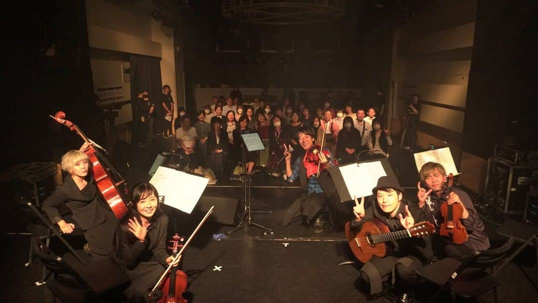 Tokyo School of Music&danceさんのインスタグラム写真 - (Tokyo School of Music&danceInstagram)「【4年制学科の取り組み】 プロバイオリニスト #高嶋英輔 氏出演『DUAL EMO vol.2 〜The dream of crescent moon〜』総合プロデュースを担当致しました！  ４年制専攻の在校生が自らイベント企画・提案を行い、プロバイオリニストの高嶋英輔さんをお招きし有観客イベント 『DUAL EMO vol.2 〜The dream of crescent moon〜』の総合プロデュースを行いました。  本番当日までのプロモーション、キービジュアルデザイン、チラシ作成、SNS用動画制作を始め、イベント当日は2年制専攻の在校生と協力をし、音響、照明、舞台進行、制作、運営、映像撮影、写真撮影、ビデオスイッチング、ライブ配信等、イベントに関わる全ての業務を担当。  4年制専攻だからできる、実践を通してビジネスマネジメントを学んでいます！  【協力企業】 アーティスト 高嶋英輔 株式会社Kometsubu Entertainment  #4年制専門学校  #ライブ企画 #イベント企画 #立案 #マネジメント #バイオリニスト」11月15日 11時22分 - tsm_musicdance