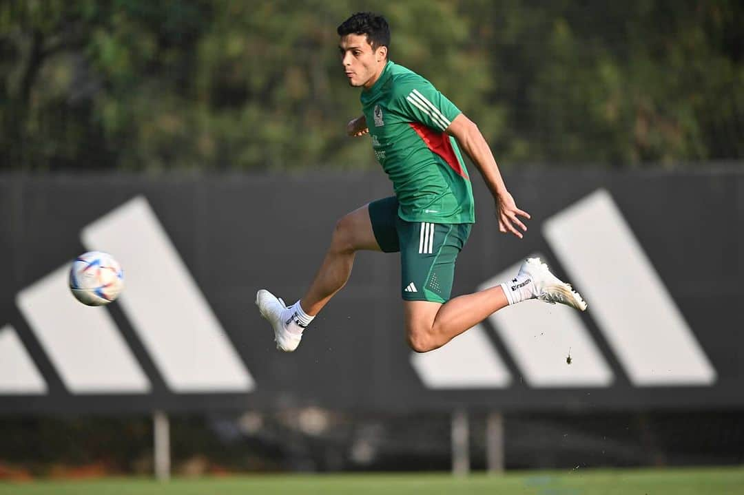 ラウール・ヒメネスのインスタグラム：「@miseleccionmx 🇲🇽⚽️💪🏼🔝」