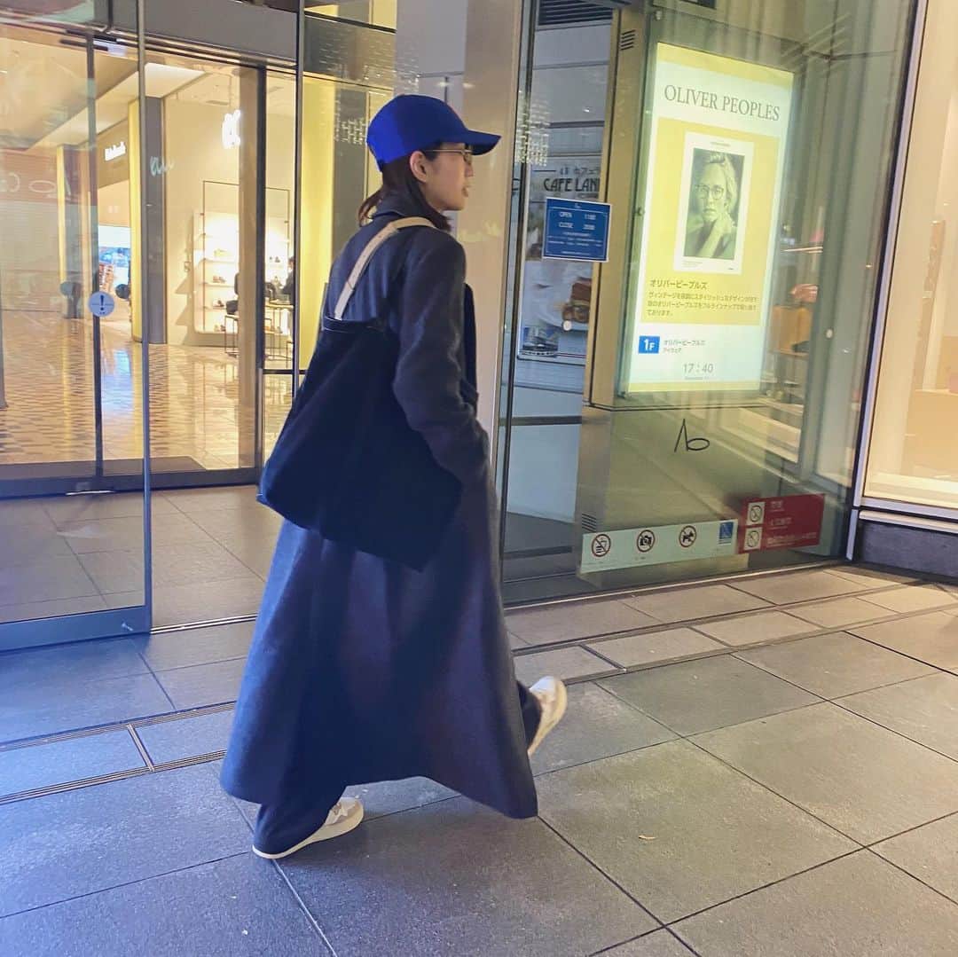 長谷川あかりのインスタグラム：「届くのを心待ちにしていた、 @laubeblanc のコートが大活躍。 キャップとスニーカーでカジュアルに着るのがお気に入りです。ニット帽と合わせてもカワイイだろうな🧶急に寒くなりましたので、みなさま体を温めてお過ごしくださいね。」