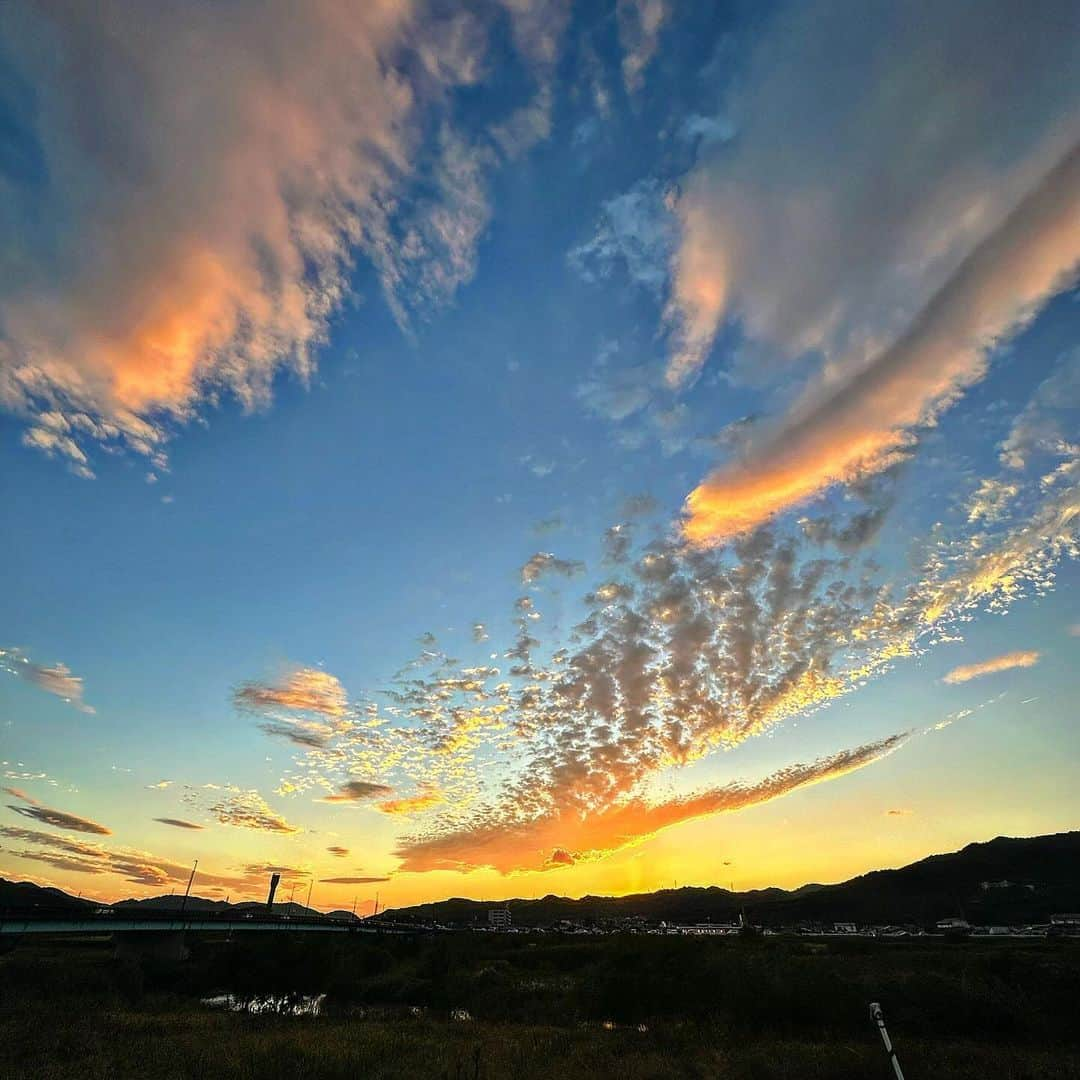 福山市【公式】のインスタグラム：「. 【見上げてみて！秋の空🌤】 朝晩寒くなり、すっかり秋らしくなってきましたね😊 秋は空気が澄み、空は天高くとてもキレイです。 少し外に出て空を見上げてみませんか？  １枚目　Photo by tm43794288（福山アンバサダー） ２枚目　Photo by @hiroshirock（福山アンバサダー）  #秋空 #秋 #空 #夕焼け #福山市 #福山 #広島県 #広島 #瀬戸内 #日本 #阿伏兎観音 #hiroshima #fukuyama #setouchi #autumn #sky」