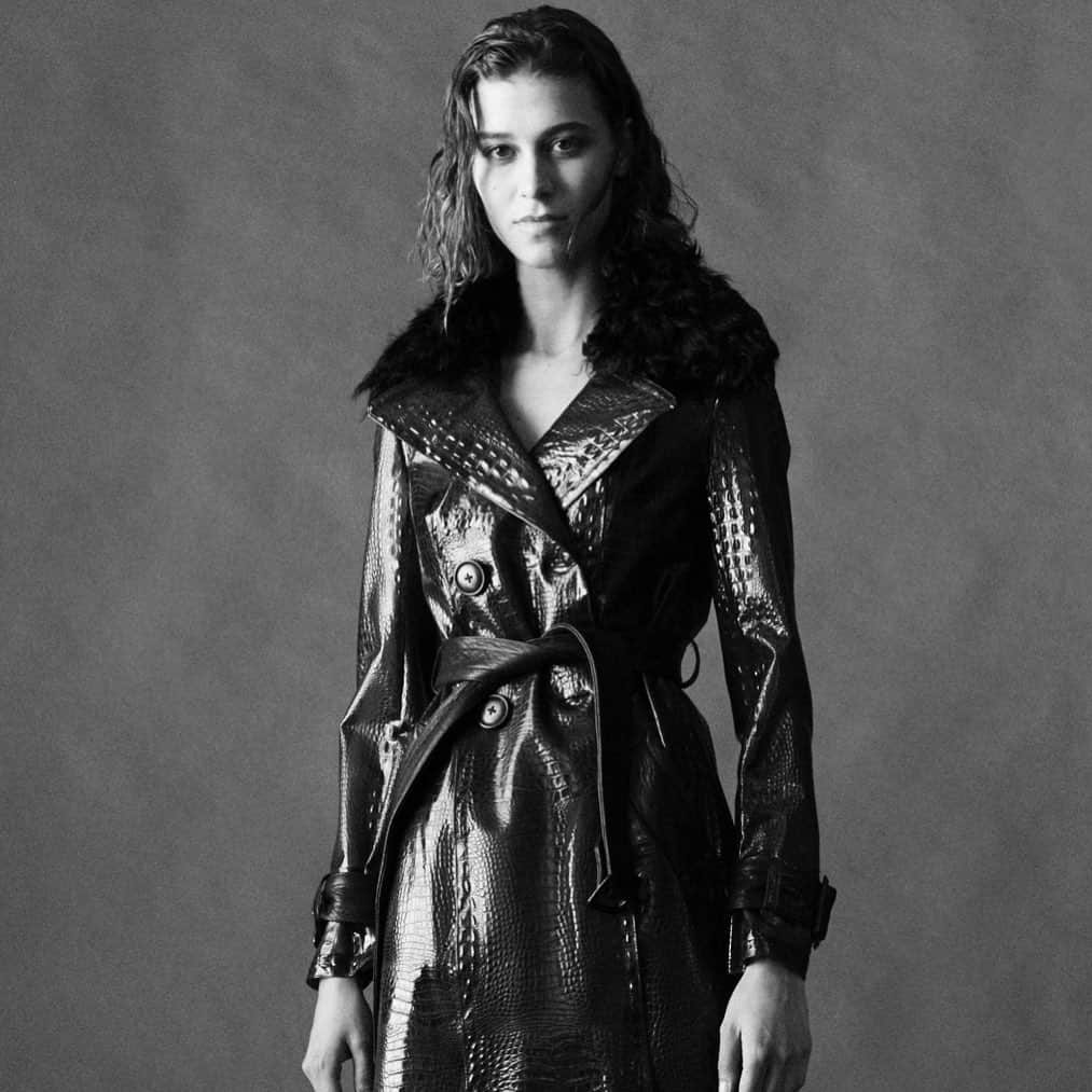 カット25のインスタグラム：「The black trenchcoat, crafted from recycled materials with sustainable practices, exudes greatness in its unique blend of feminine and masculine elements, featuring a one-of-a-kind design with recycled leather trim.#madeinnewyork #26grandst #yigalazrouel」